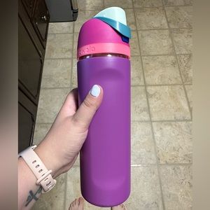 Owala 24 oz water bottle